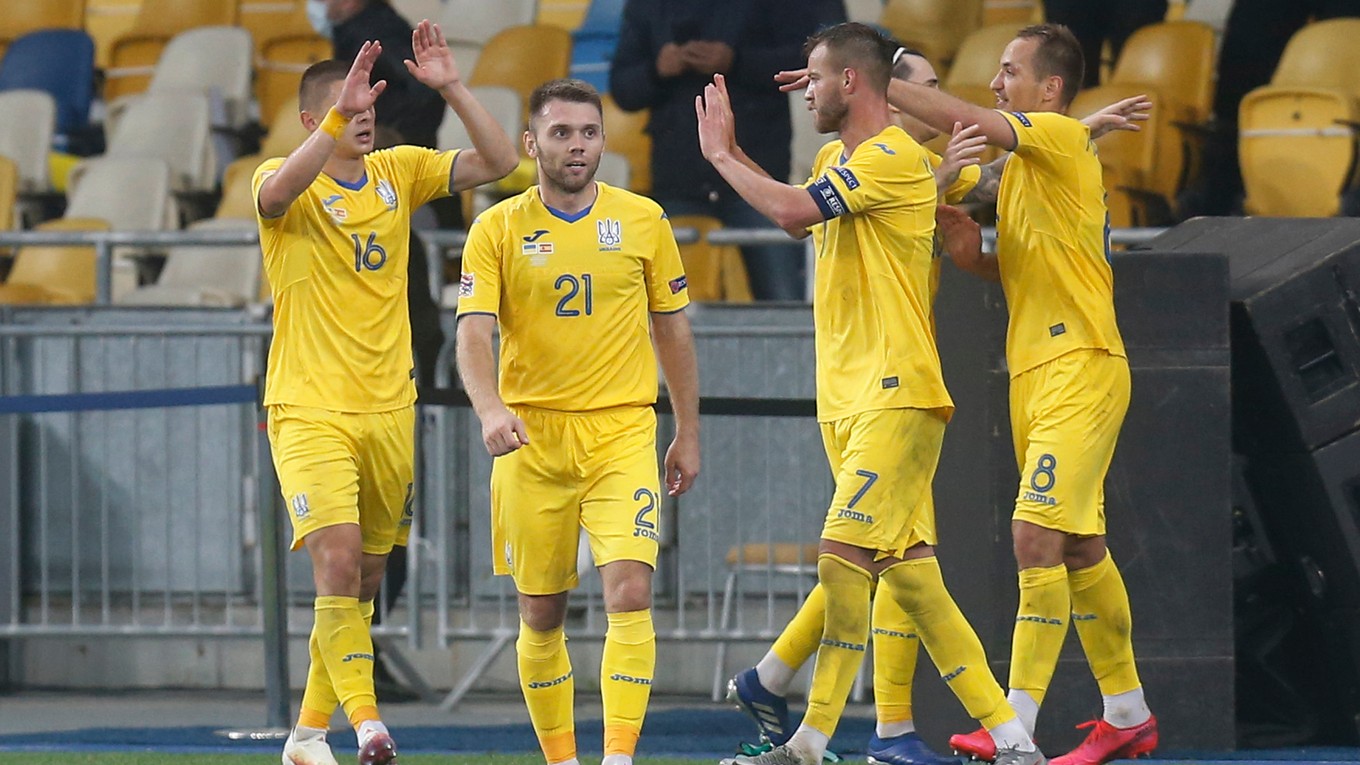 Futbalisti Ukrajiny sa tešia z gólu. 