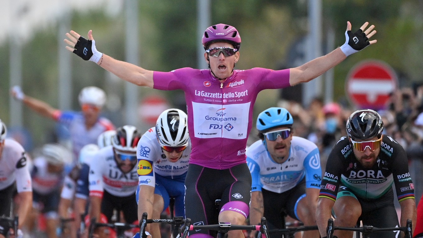 Arnaud Démare (v cyklámenovom drese) a Peter Sagan (vpravo) v cieli 11. etapy na Giro d'Italia 2020.