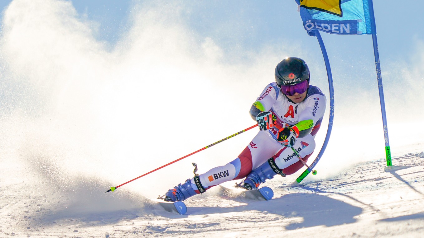 Švajčiar Gino Caviezel ovládol v rakúskom Söldene 1. kolo obrovského slalomu.