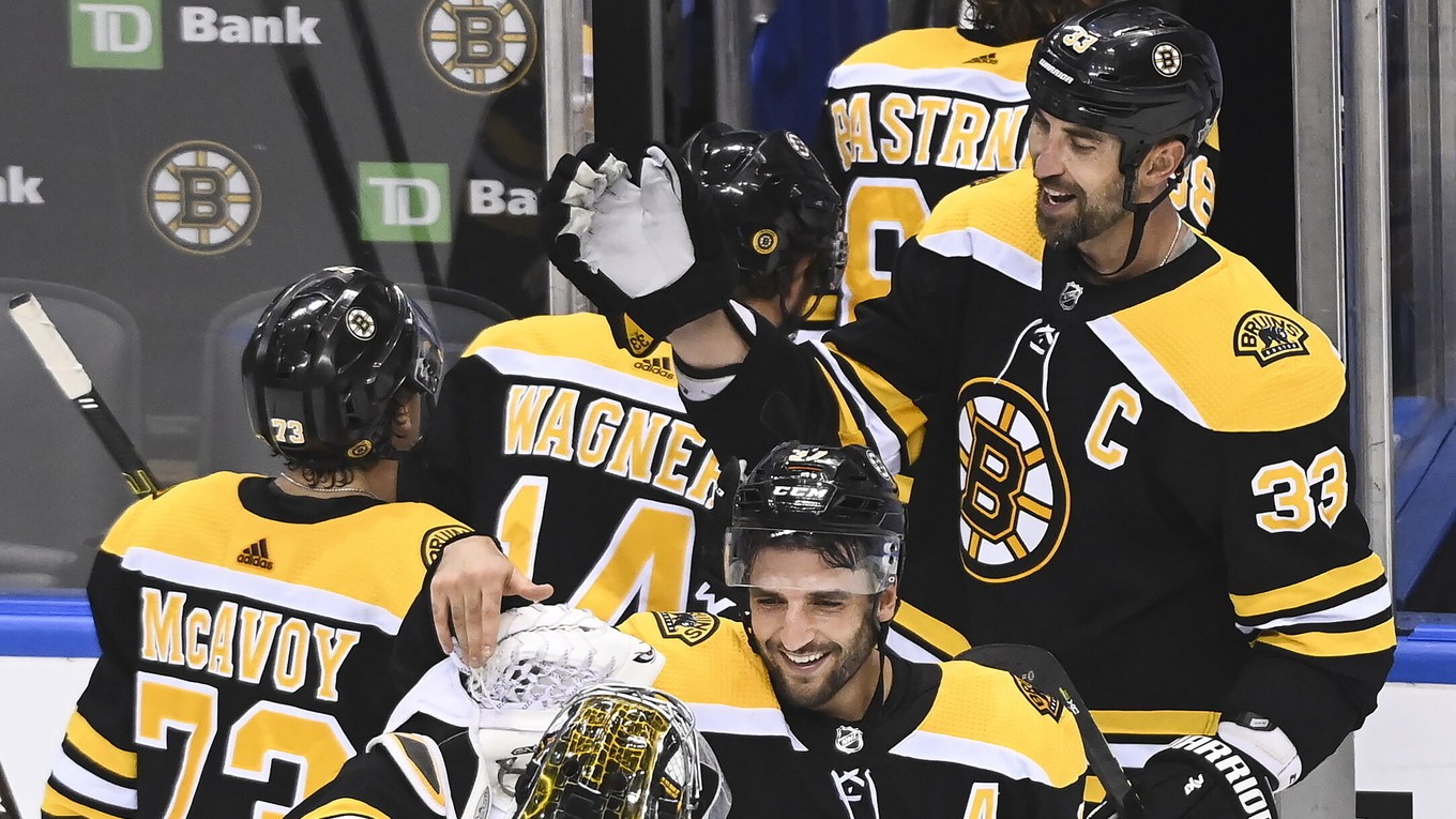 Zdeno Chára sa raduje so spoluhráčmi z Bostonu Bruins.