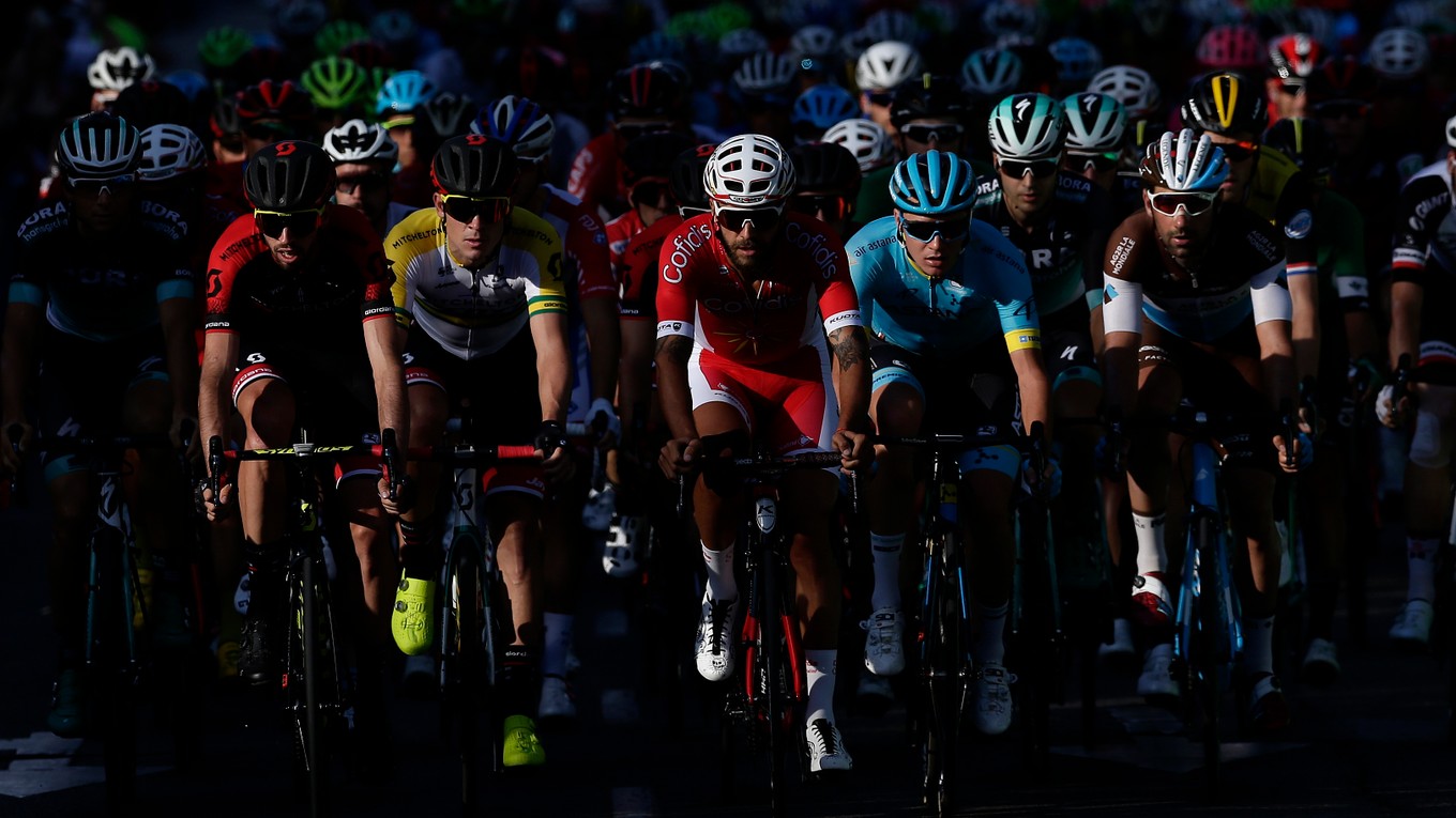 Cyklisti na pretekoch Vuelta 2020.
