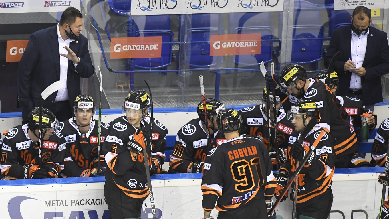 Košickí hokejisti v súboji s Michalovcami vybojovali cenný bod.