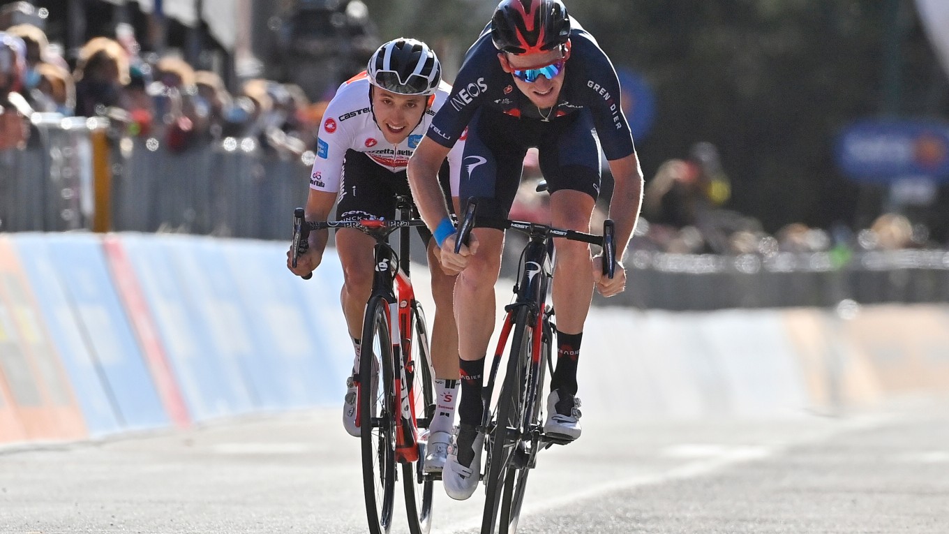 Jai Hindley a Tao Geoghegan Hart (vpravo) v závere 20. etapy na Giro d'Italia 2020.