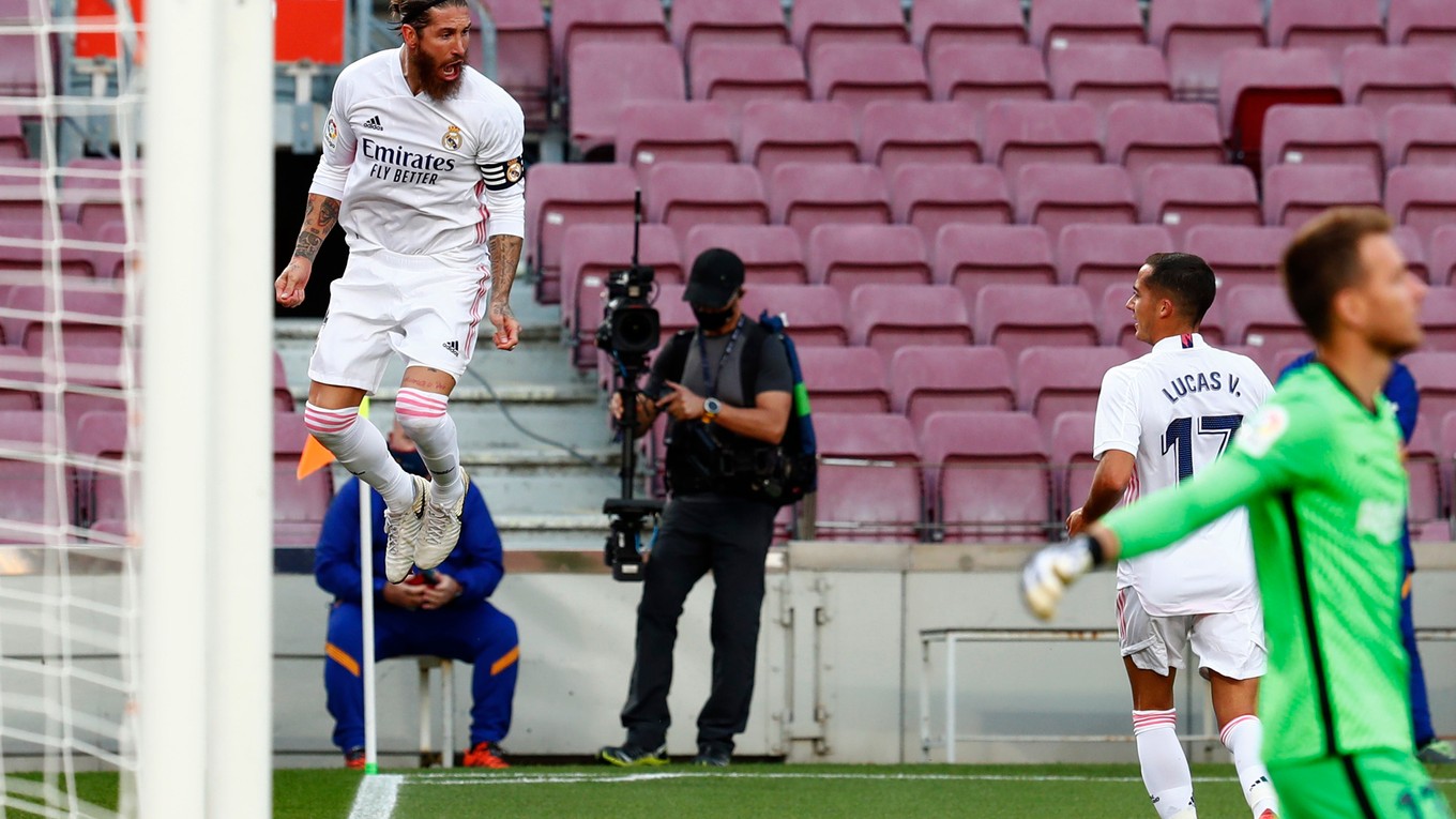 Sergio Ramos (vľavo) po strelenom góle do siete FC Barcelona.