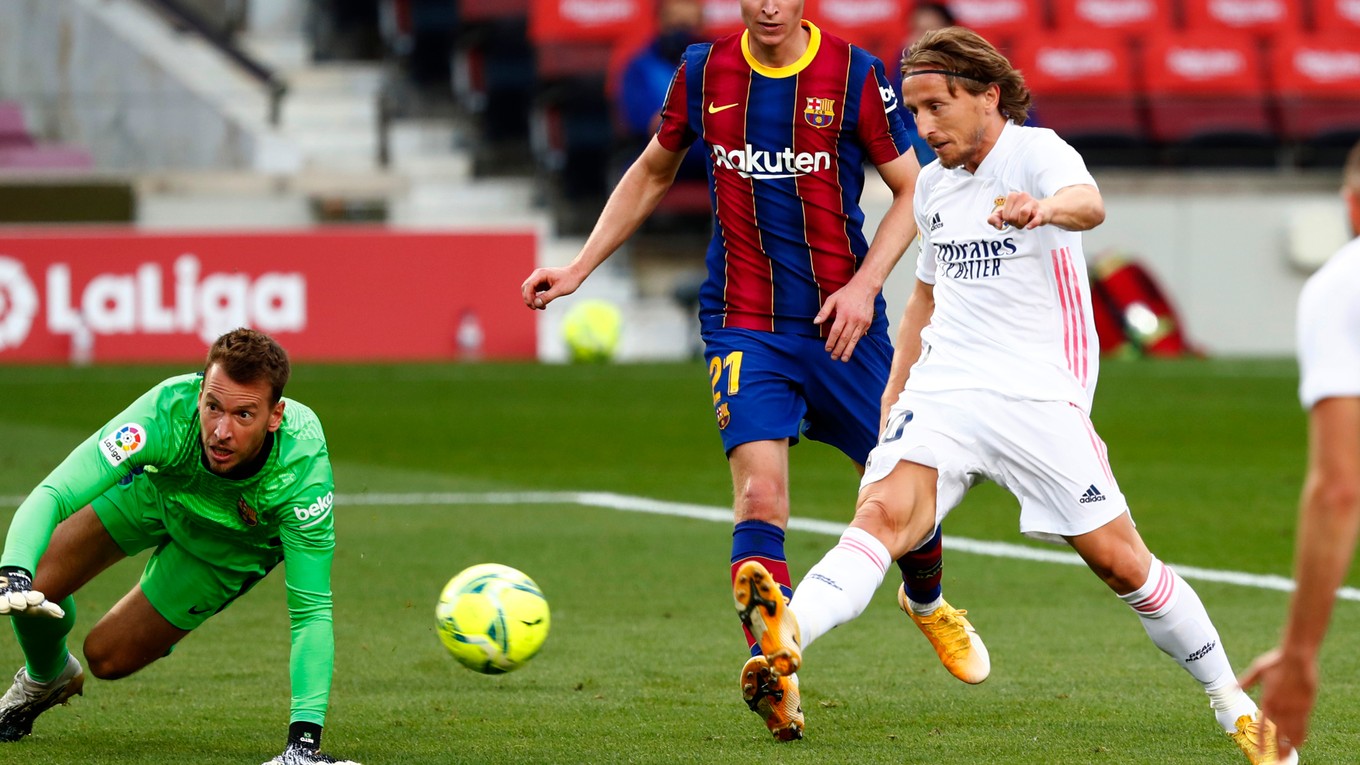 Luka Modrič strieľa gól v zápase FC Barcelona - Real Madrid.