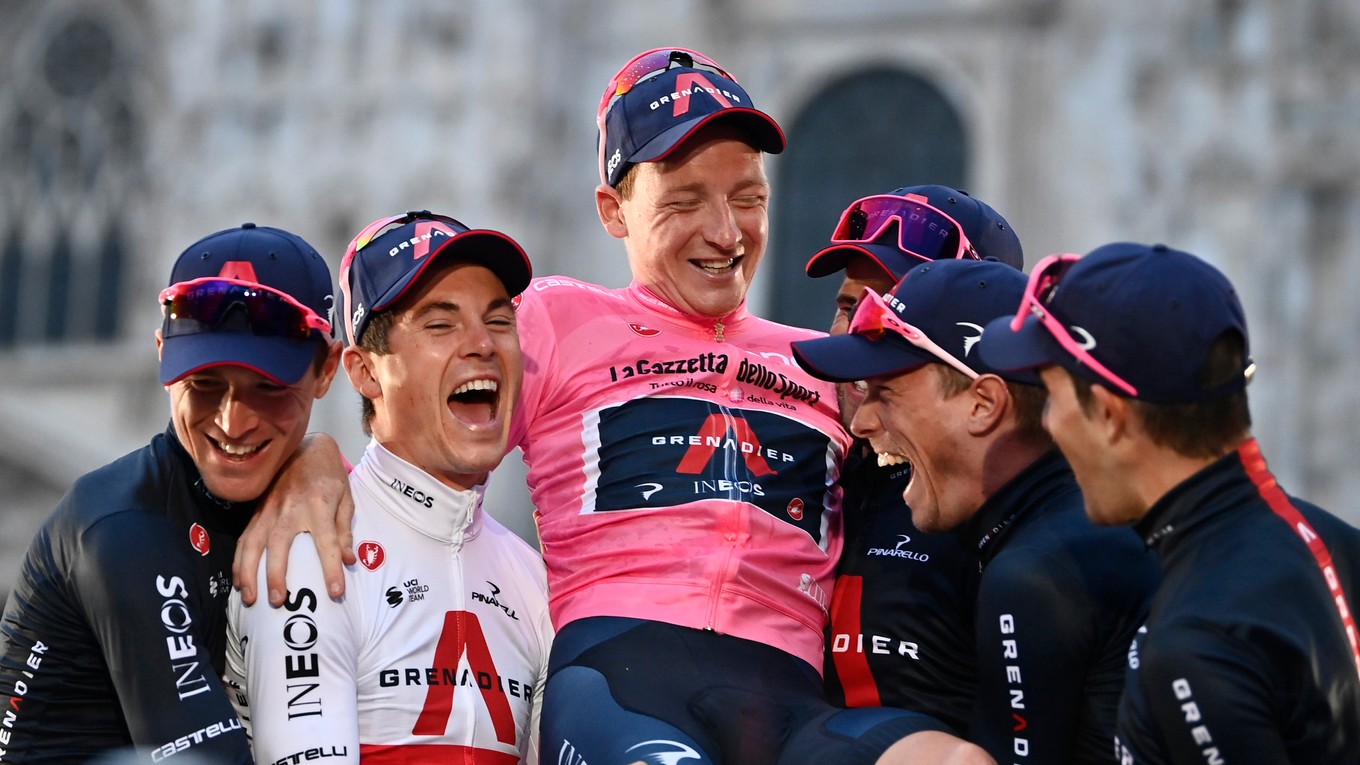 Tao Geoghegan Hart a tím Ineos Grenadiers slávi triumf na Giro d'Italia 2020.