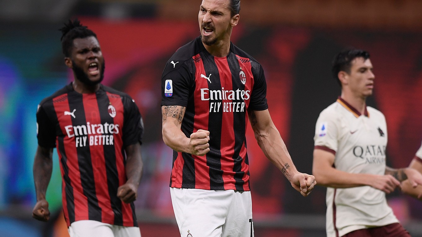 Útočník AC Miláno Zlatan Ibrahimovič oslavuje gól.