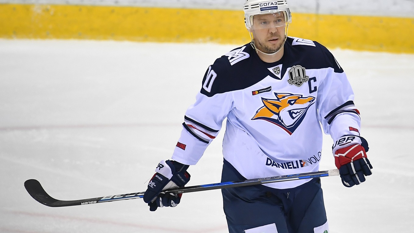 Kapitán Metallurgu Sergej Moziakin v zápase Kontinentálnej hokejovej ligy (KHL).