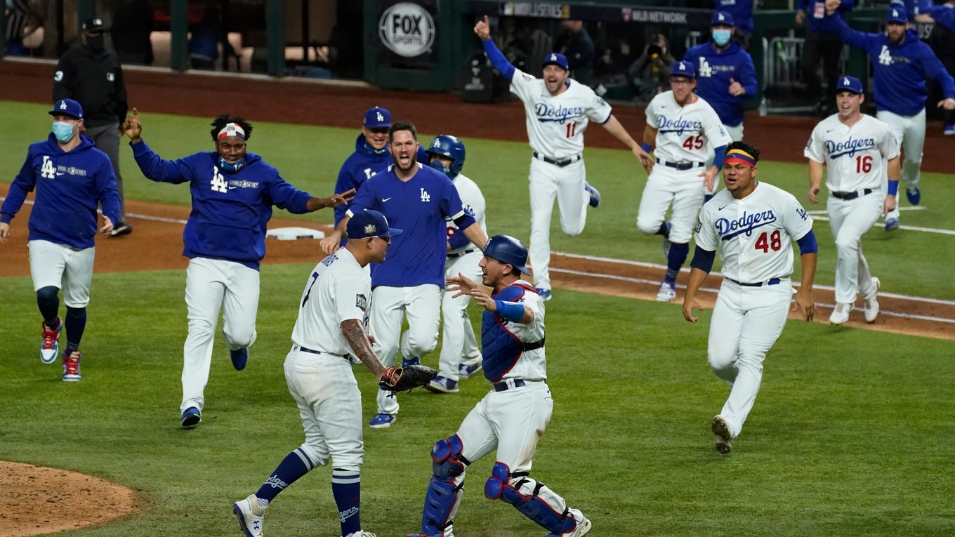 Radosť hráčov Los Angeles Dodgers z triumfu vo Svetovej sérii.
