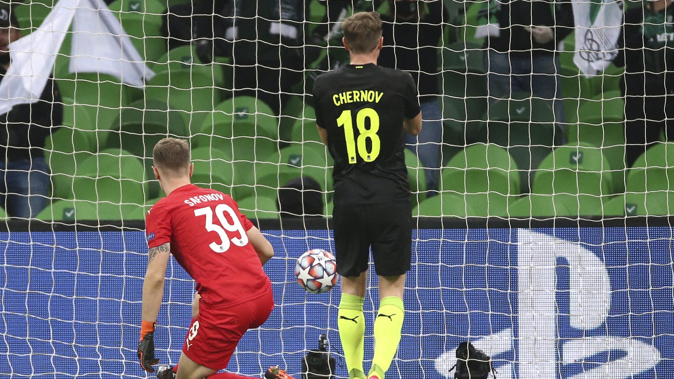 Brankár Krasnodaru Matvej Safonov inkasuje gól v zápase skupinovej fázy Ligy majstrov FK Krasnodar - FC Chelsea.