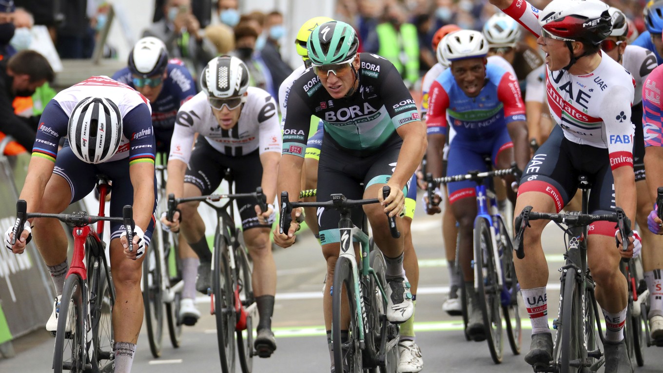 Pascal Ackermann (v strede) na Vuelta a Espaňa 2020.