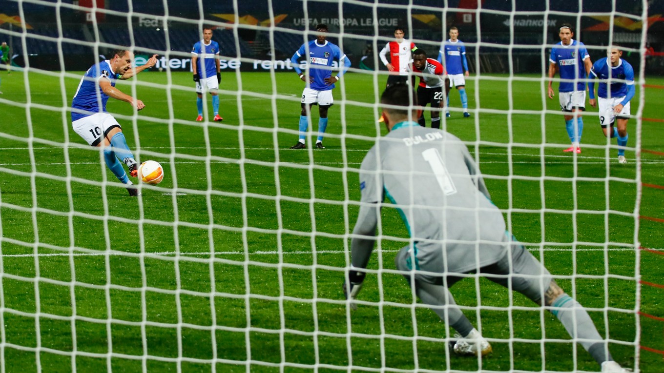 Michael Liendl strieľa z jedenástky druhý gól rakúskeho Wolfsberger AC v zápase Európskej ligy proti Feyenoordu.