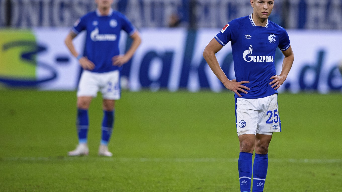 Amine Harit a Bastian Oczipka po zápase Schalke 04 - Stuttgart.