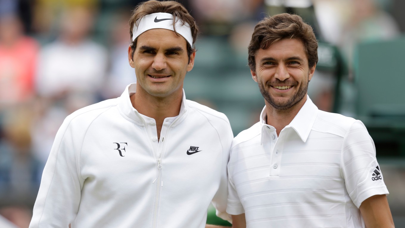 Roger Federer (vľavo) a Gilles Simon.