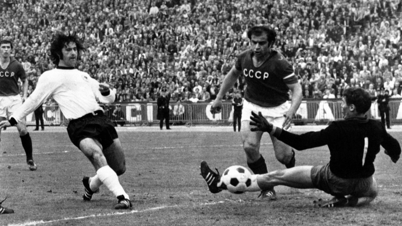 Gerd Müller strieľa v roku 1972 gól do siete Sovietskeho zväzu. 