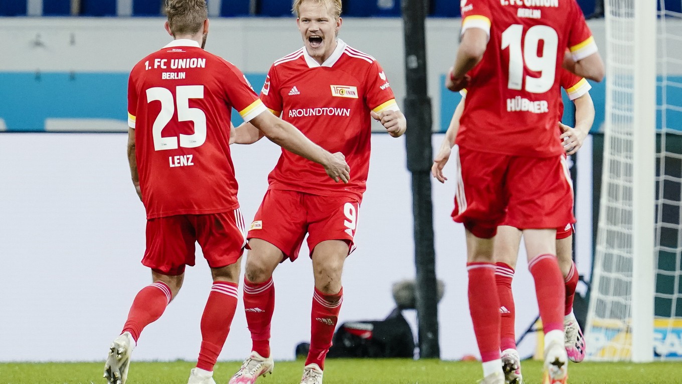 Hráč Union Berlín Joel Pohjanpalo (v strede) oslavuje gól v zápase Bundesligy.-