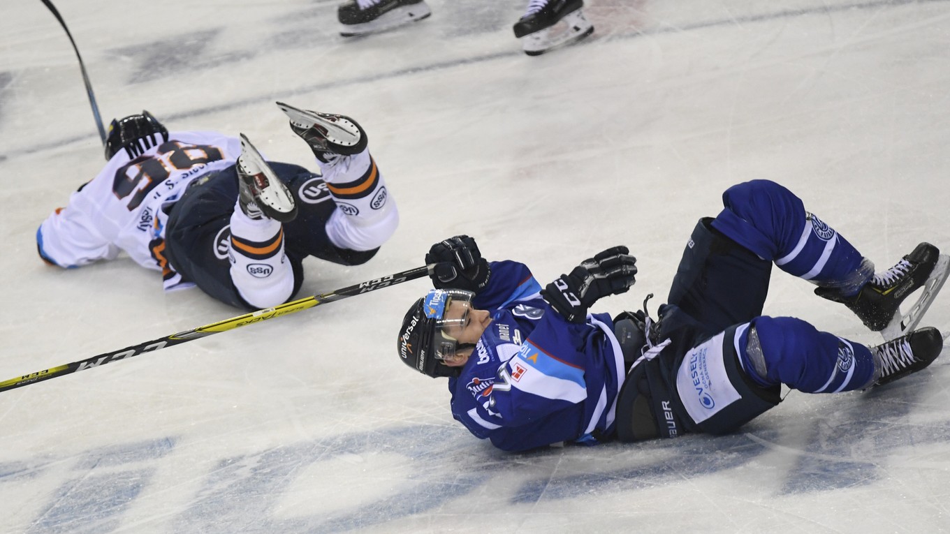 Michal Králik (vpravo) v drese HK Poprad.