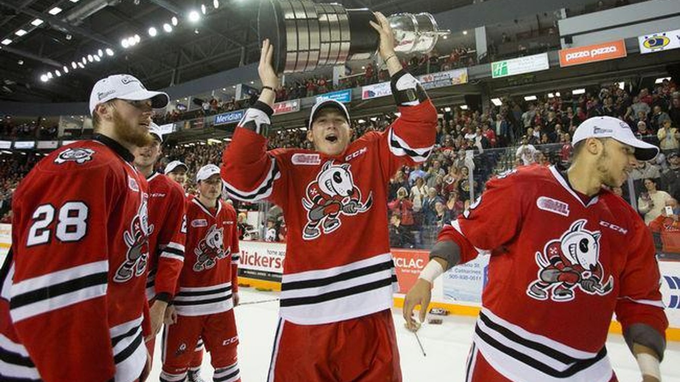 Pavel Jenyš (v strede) sa raduje po víťazstve v konferenčnom finále OHL s tímom Niagara Ice Dogs.