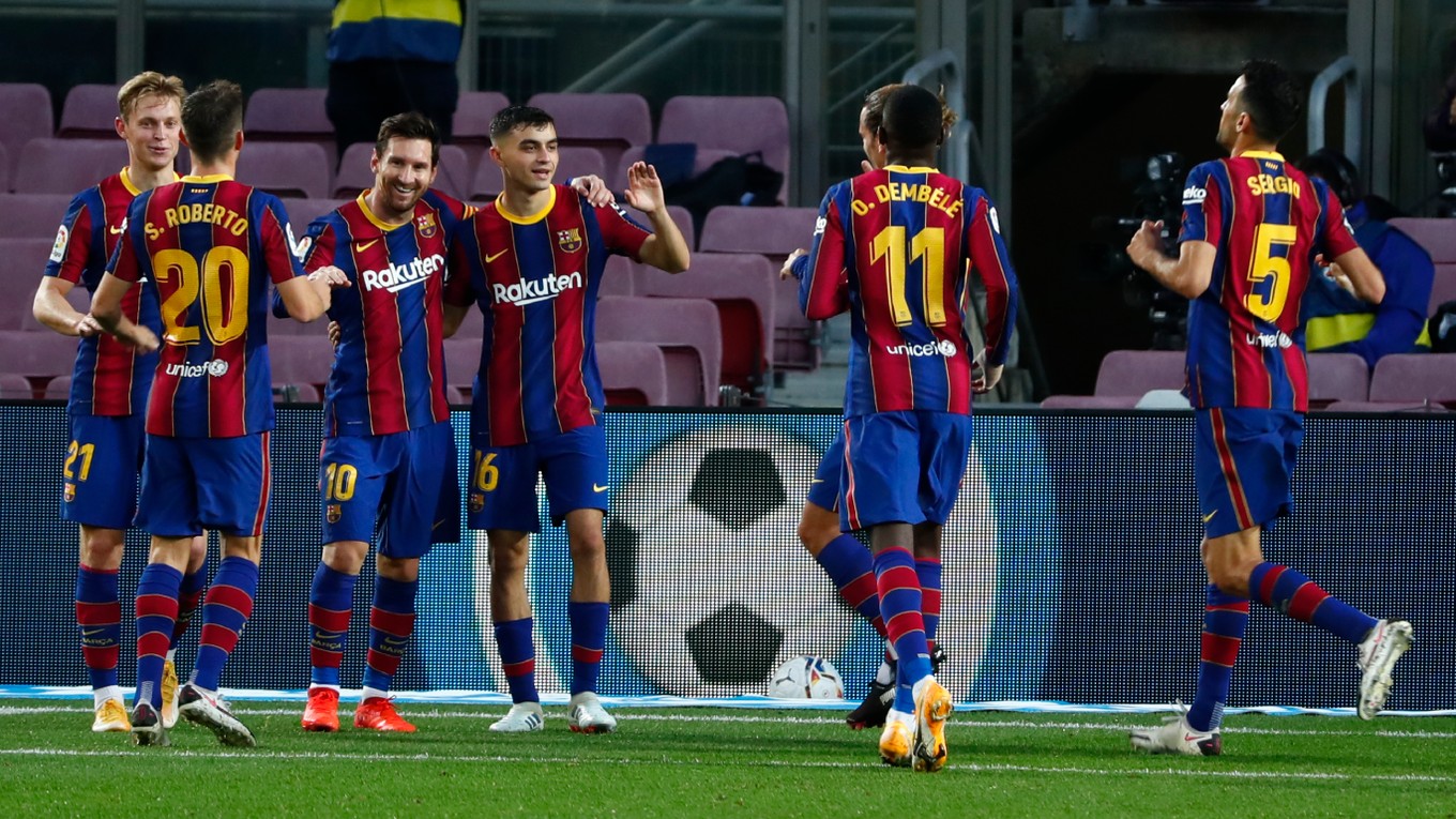 Lionel Messi oslavuje so spoluhráčmi gól z penalty. 