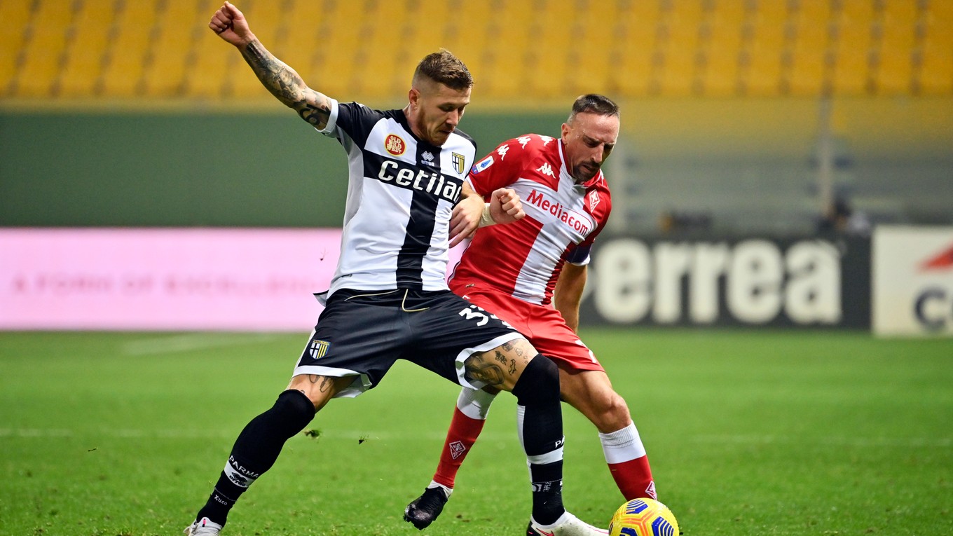 Juraj Kucka a Franck Ribéry v súboji počas zápasu Parma - Fiorentina.