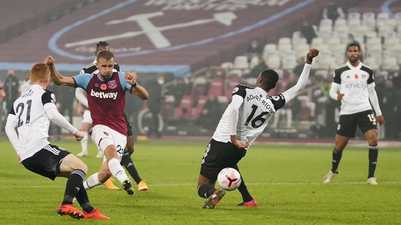 Tomáš Souček strieľa gól v zápase West Ham - Fulham v rámci 8. kola Premier League.