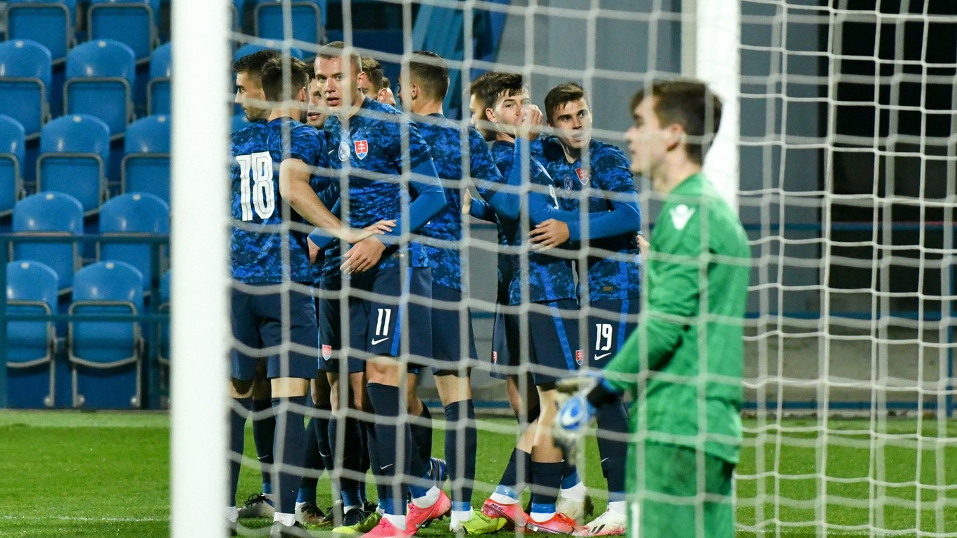 Radosť hráčov slovenskej reprezentácie do 21 rokov v zápase proti Lichtenštajnsku.
