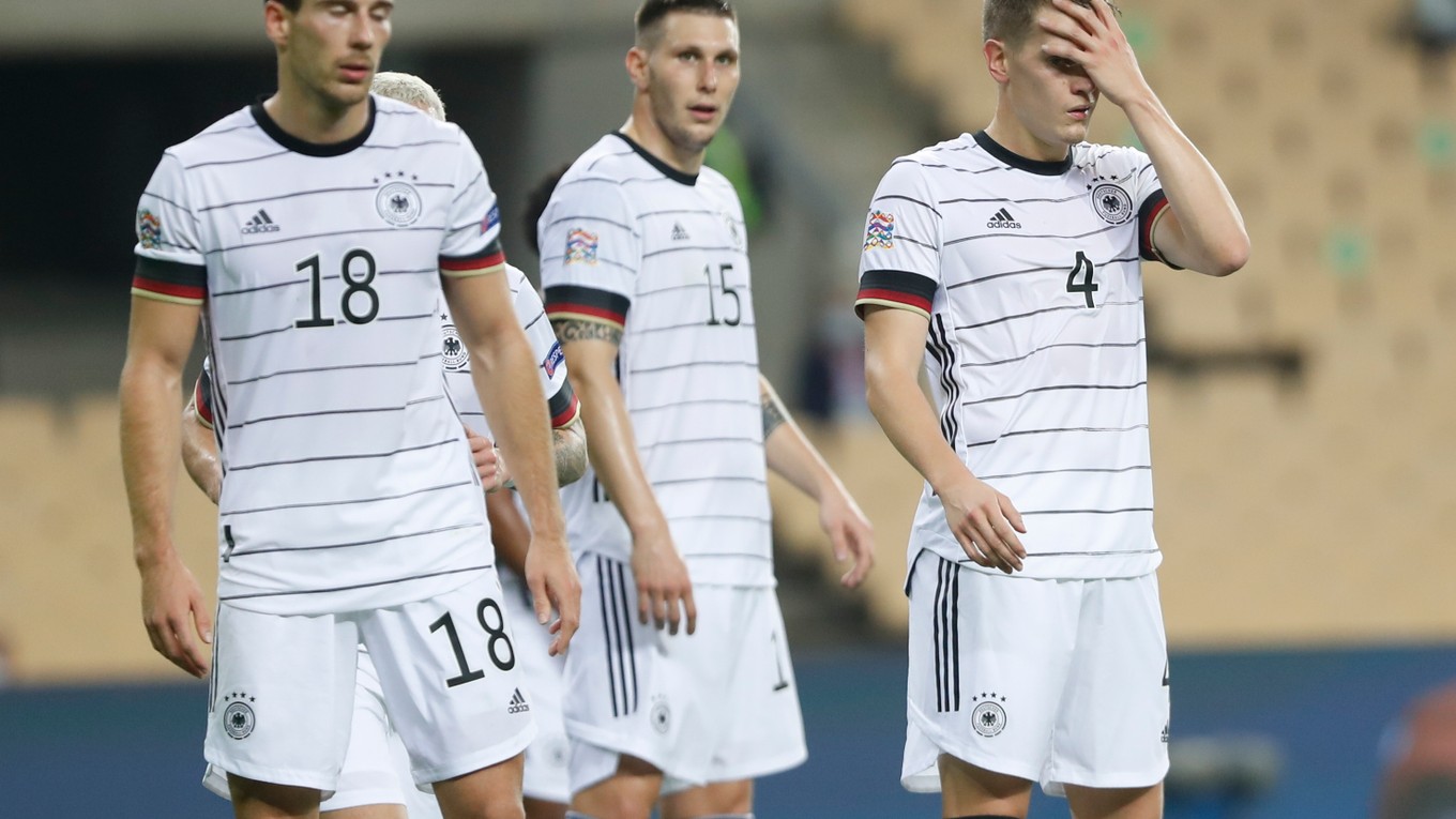 Nemeckí futbalisti (zľava Leon Goretzka, Niklas Süle a Matthias Ginter) po prehre so Španielskom 0:6. 