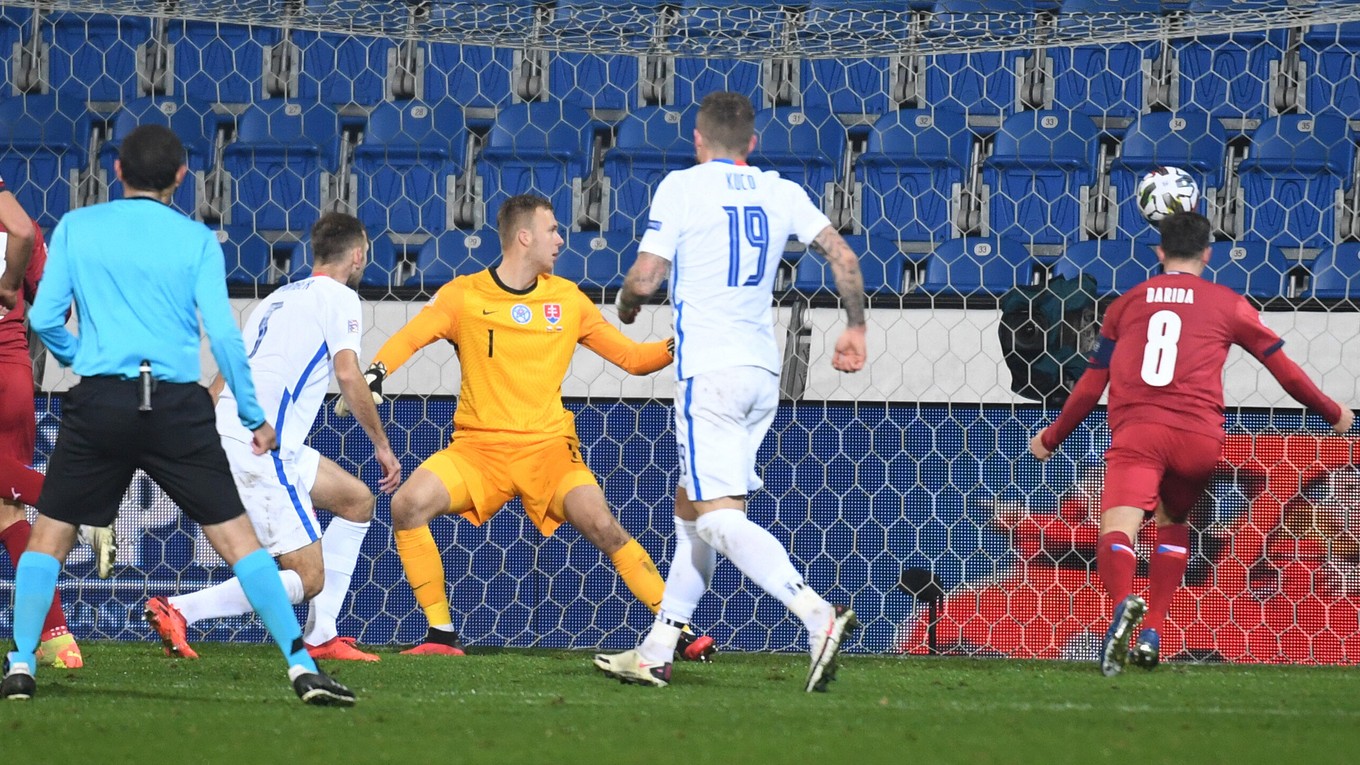 Brankár Marek Rodák inkasuje v zápase proti Česku druhý gól.