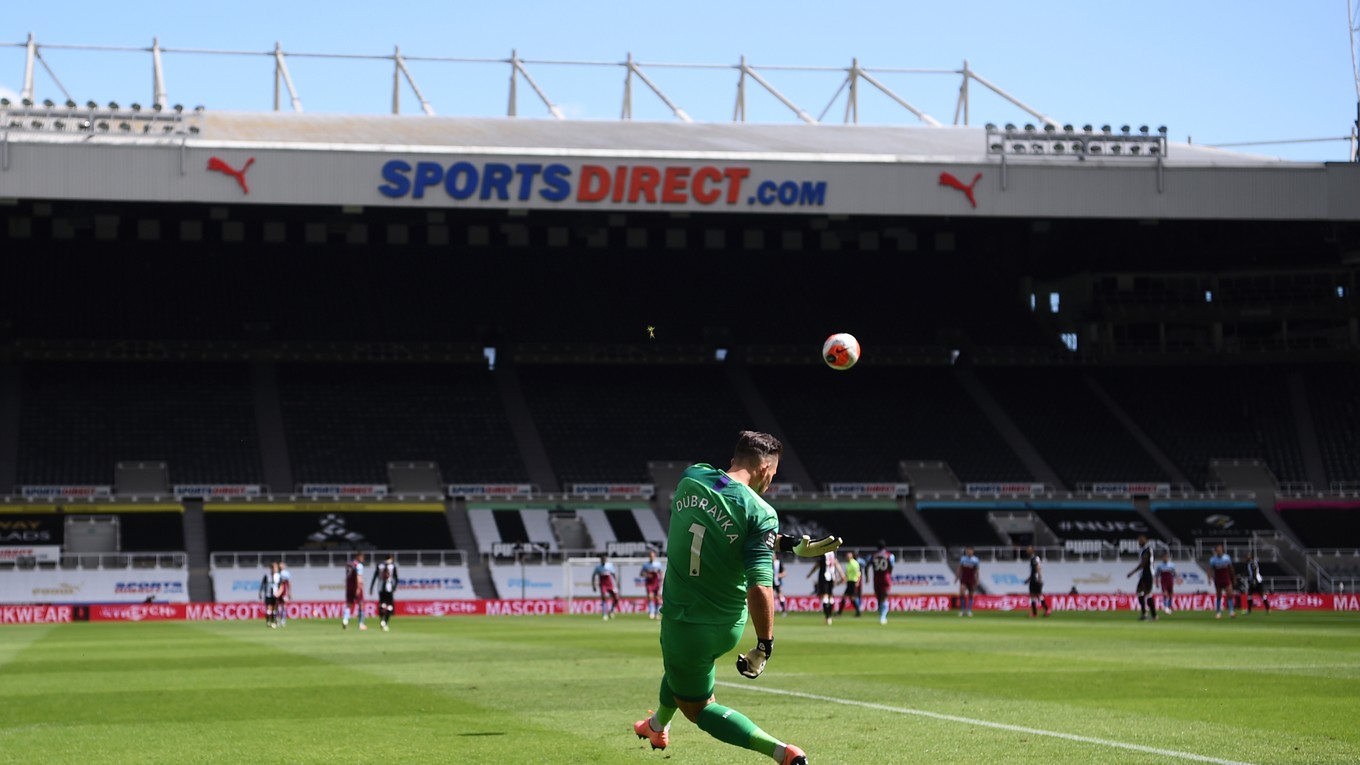 Martin Dúbravka (Newcastle United) vykopáva loptu na štadióne St. James' Park.