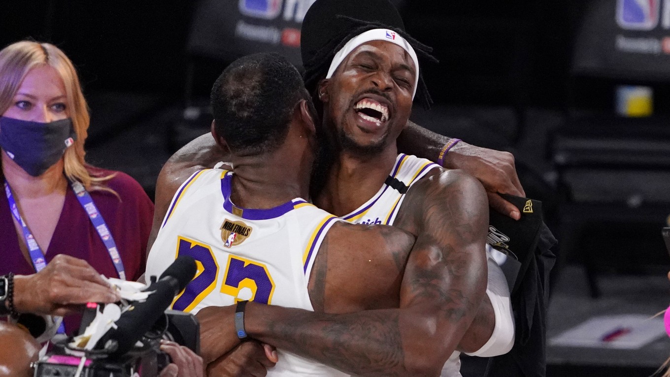 LeBron James a Dwight Howard v drese Los Angeles Lakers.