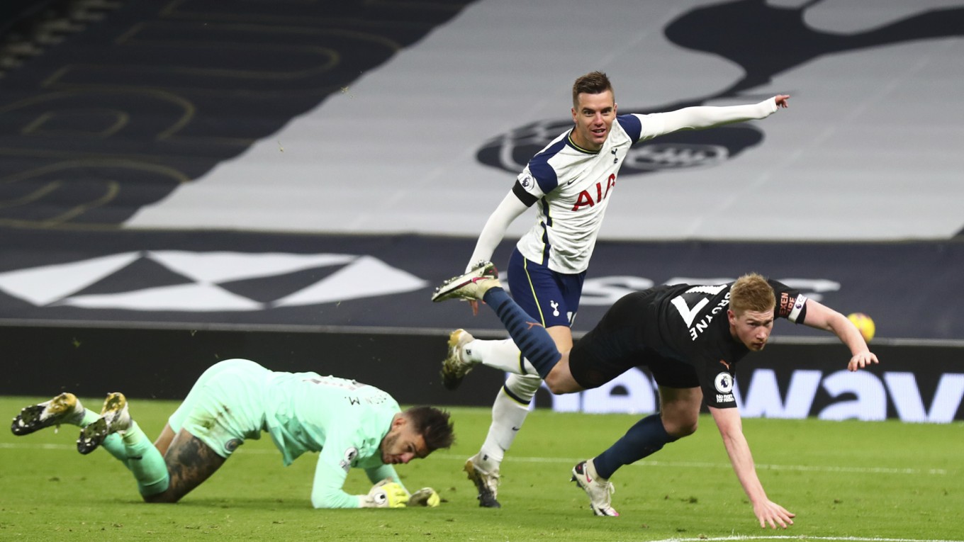Giovani Lo Celso (v strede) po strelenom góle v zápase Tottenham Hotspur - Manchester City.