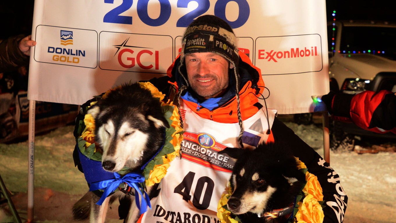 Thomas Waerner a jeho psy po víťazstve na pretekoch v Iditarod 2020.