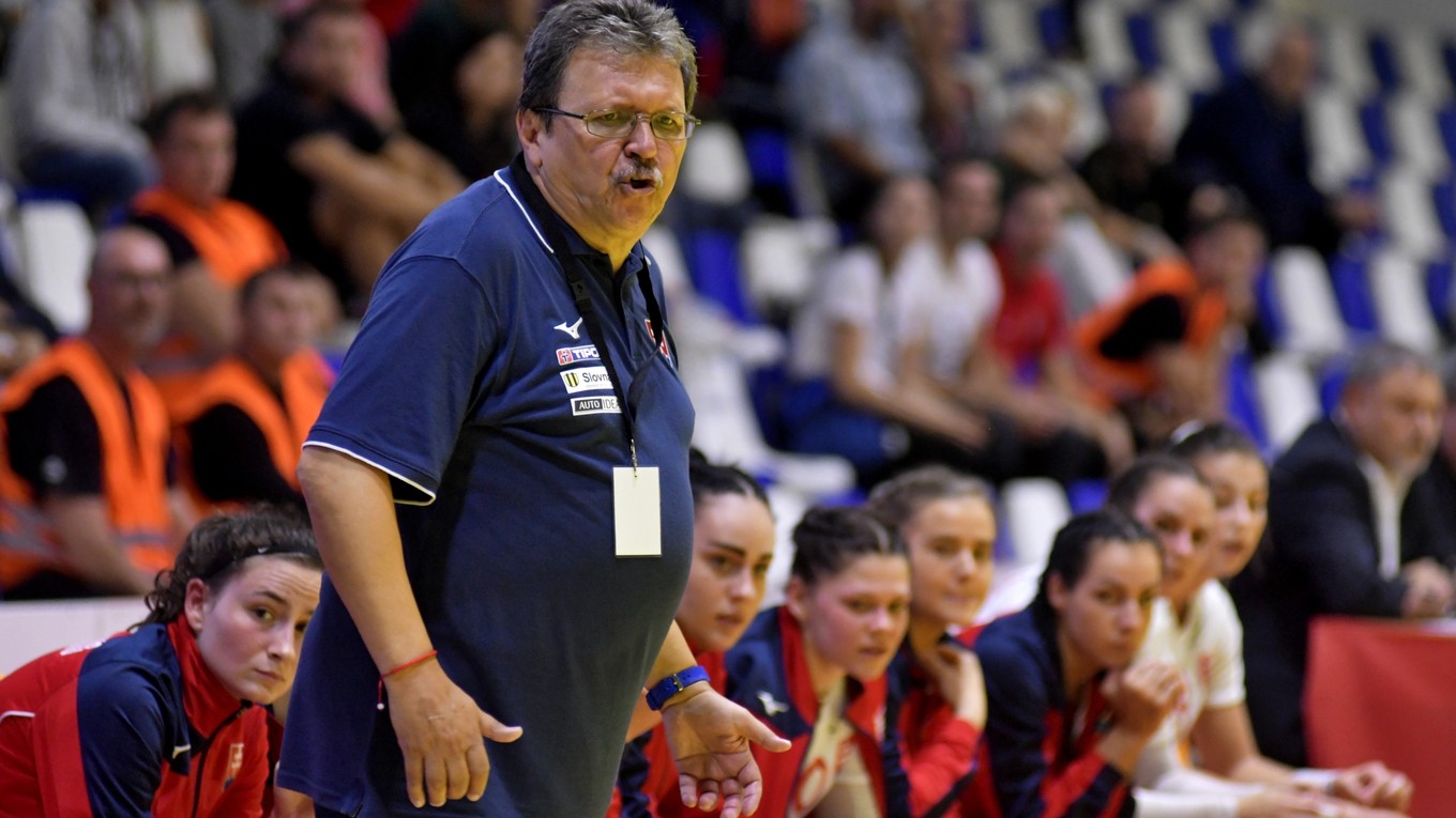 Tréner slovenskej reprezentácie žien v hádzanej Pavol Streicher.