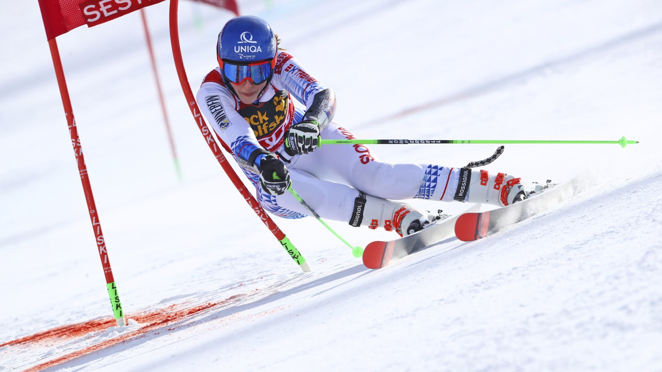 Petra Vlhová počas paralelného obrovského slalomu v Sestriere.