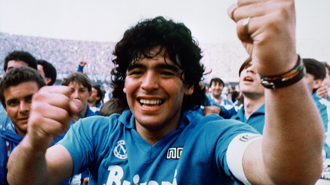 Na archívnej snímke z 10. mája 1987 Diego Maradona sa teší po tom, čo Neapol získal svoj prvý titul v talianskej Serie A v Neapole.