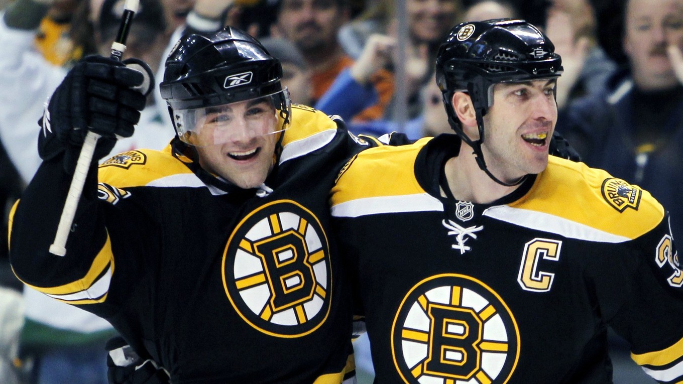 Johnny Boychuk (vľavo) a Zdeno Chára (vpravo) v drese Bostonu Bruins na fotografii z marca 2010.