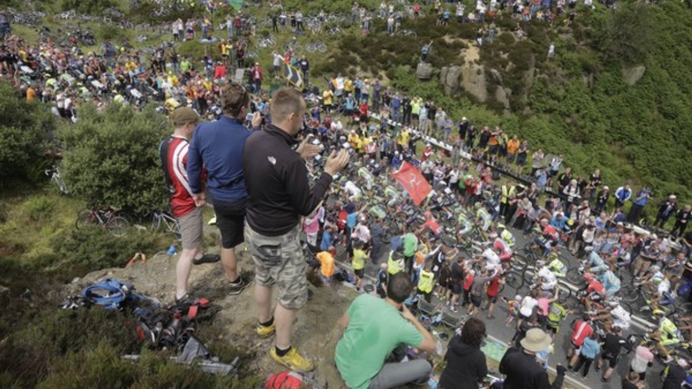 Fanúšikovia sledujú pelotón počas Tour de France.