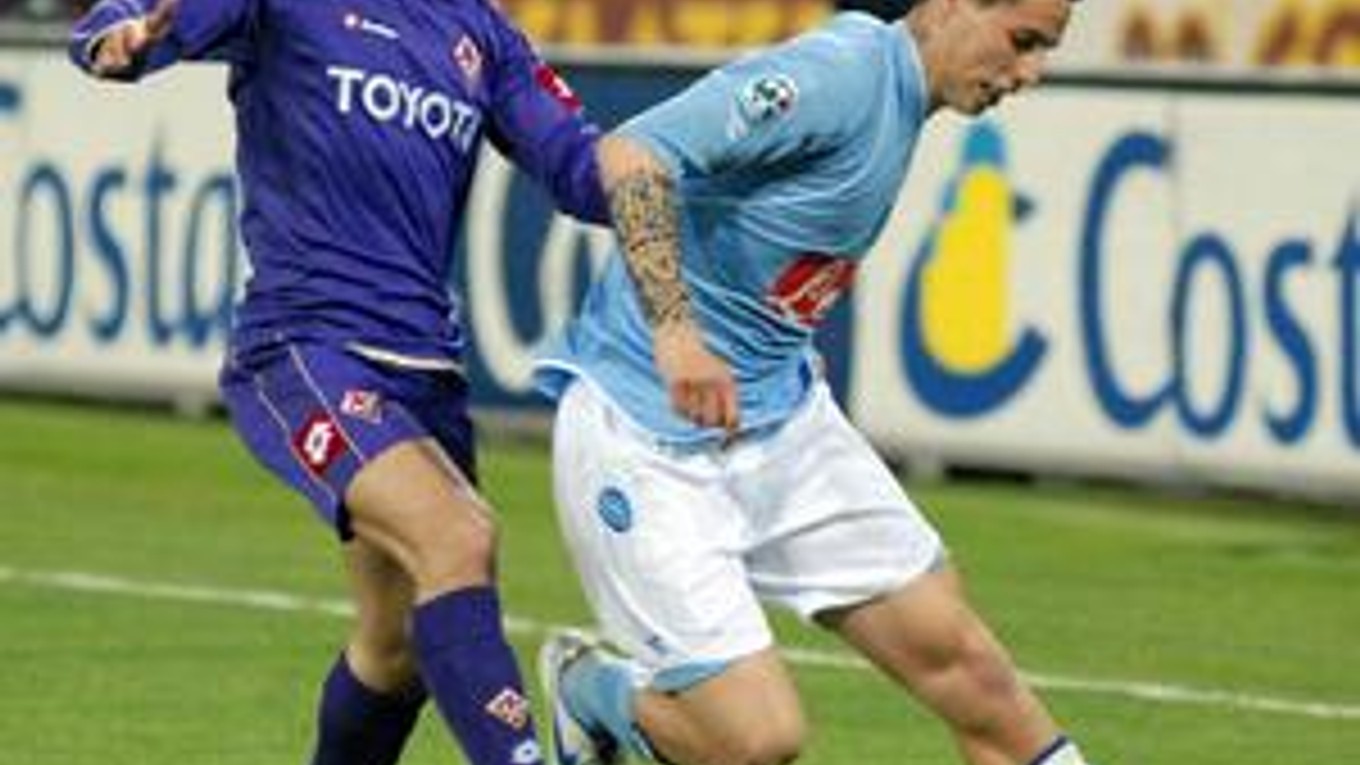 Marek Hamšík (vpravo) v zápase proti Fiorentine.