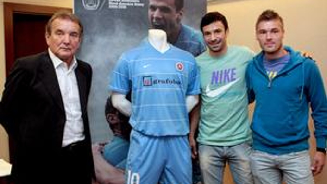 Zľava: Dušan Uhrín st. (tréner), Samuel Slovák (kapitán) a Branislav Obžera.