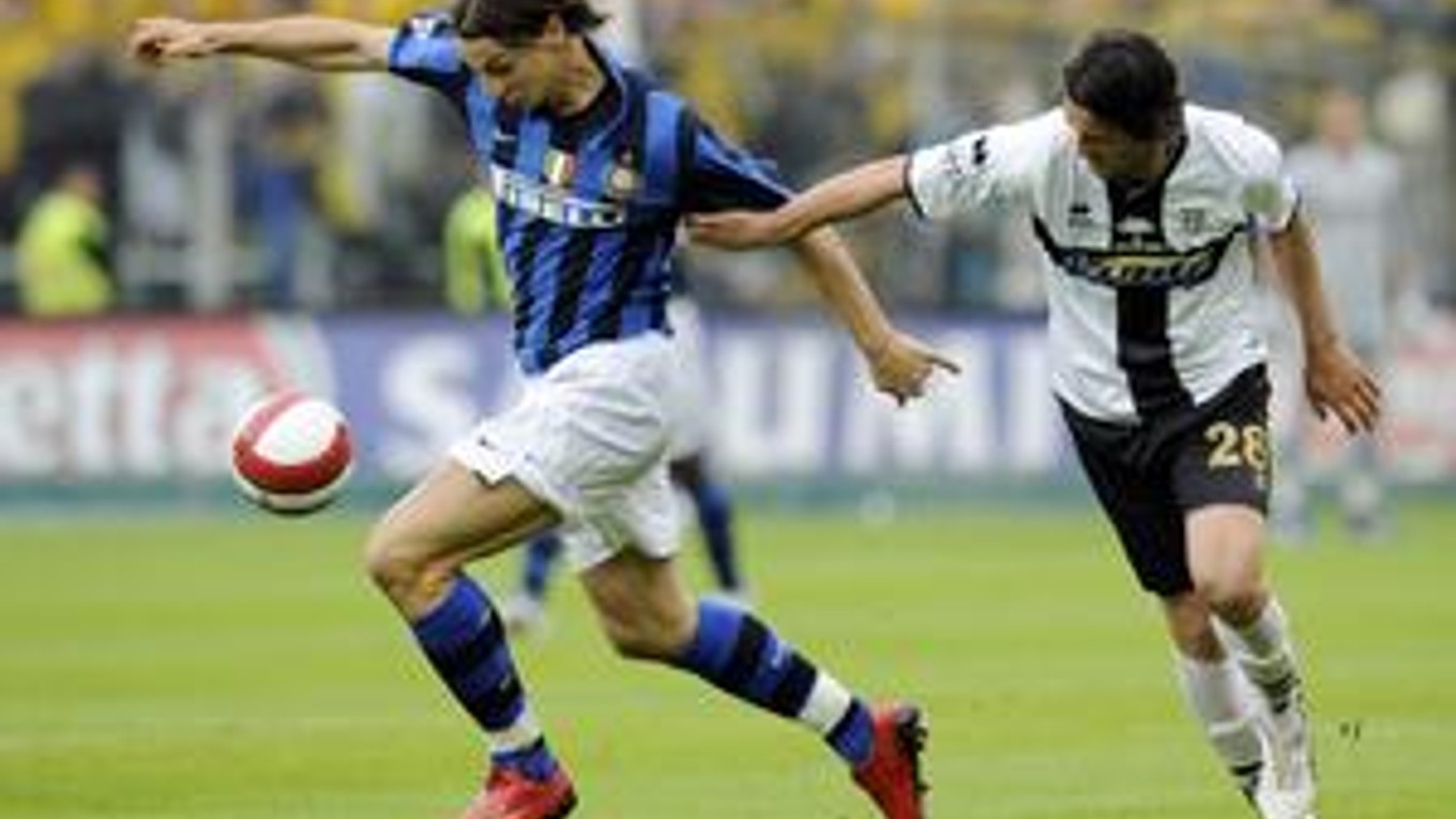 Zlatan Ibrahimovič (vľavo) v súboji s Massimom Pacim.