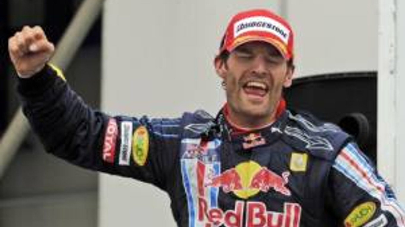Austrálsky jazdec F1 zo stajne Red Bull Mark Webber oslavuje na pódiu víťazstvo Veľkej ceny Nemecka na nemeckom okruhu Nürburgring.
