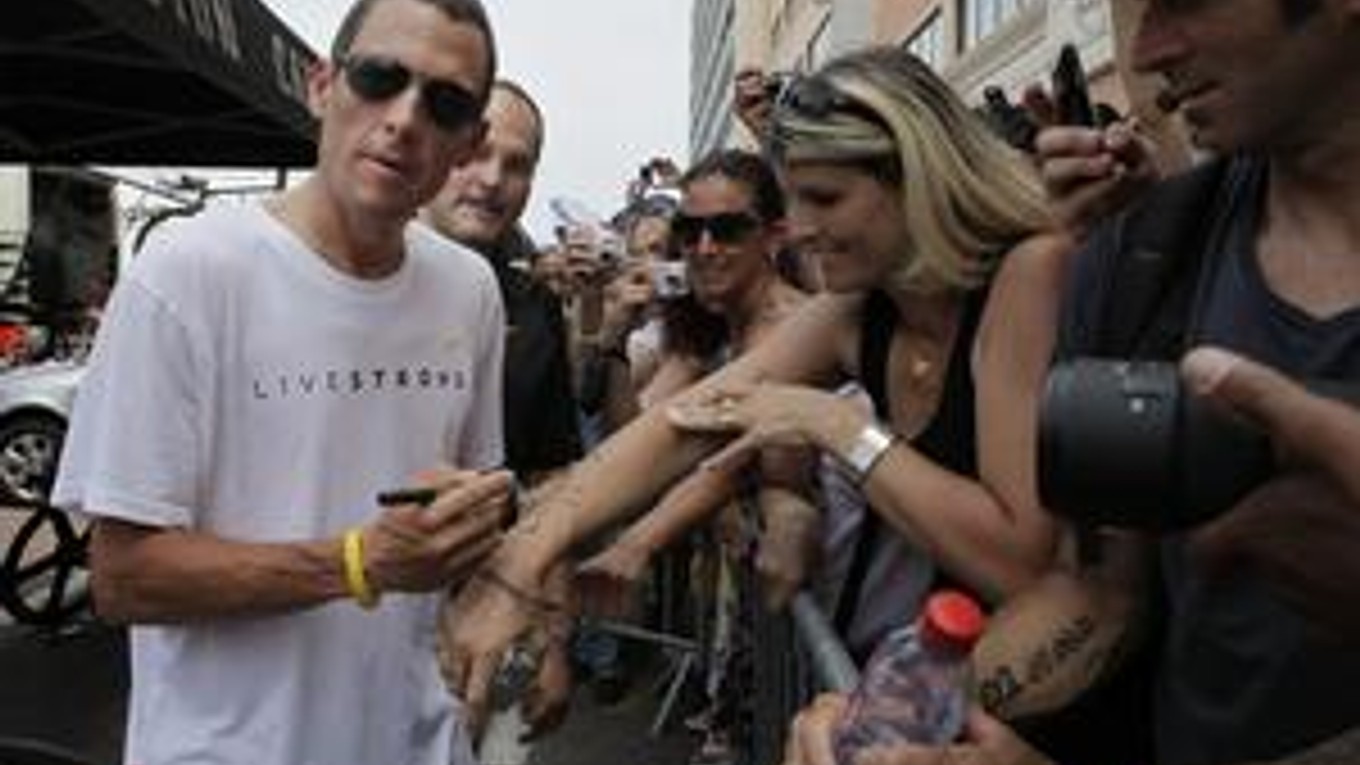 Fotografie, autogramy, rozhovory. Ak neobliehajú cyklistov fanúšikovia, tak potom novinári.