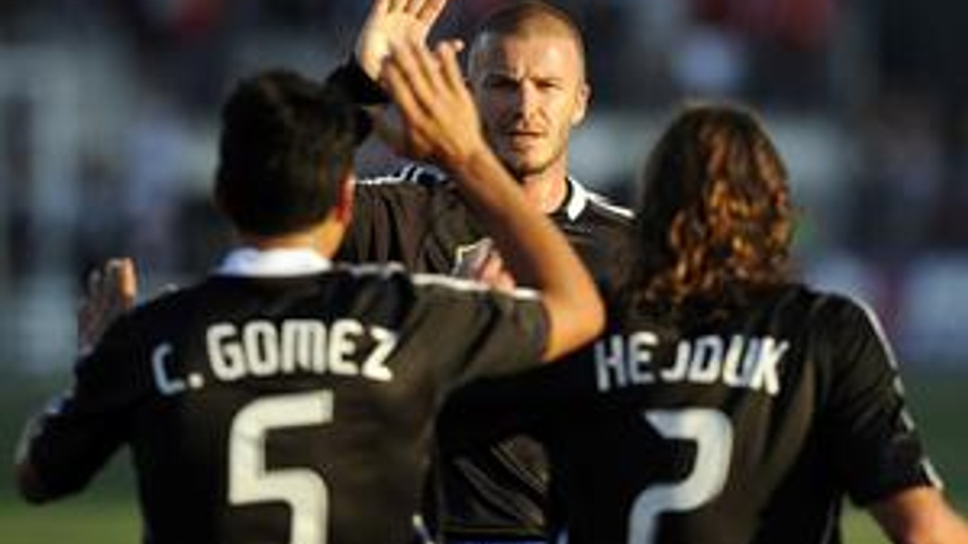 David Beckham (uprostred)