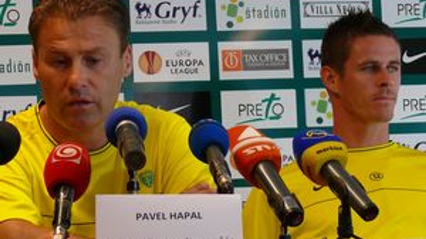 Pavel Hapal (vľavo) a Róbert Jež na predzápasovej tlačovej konferencii.