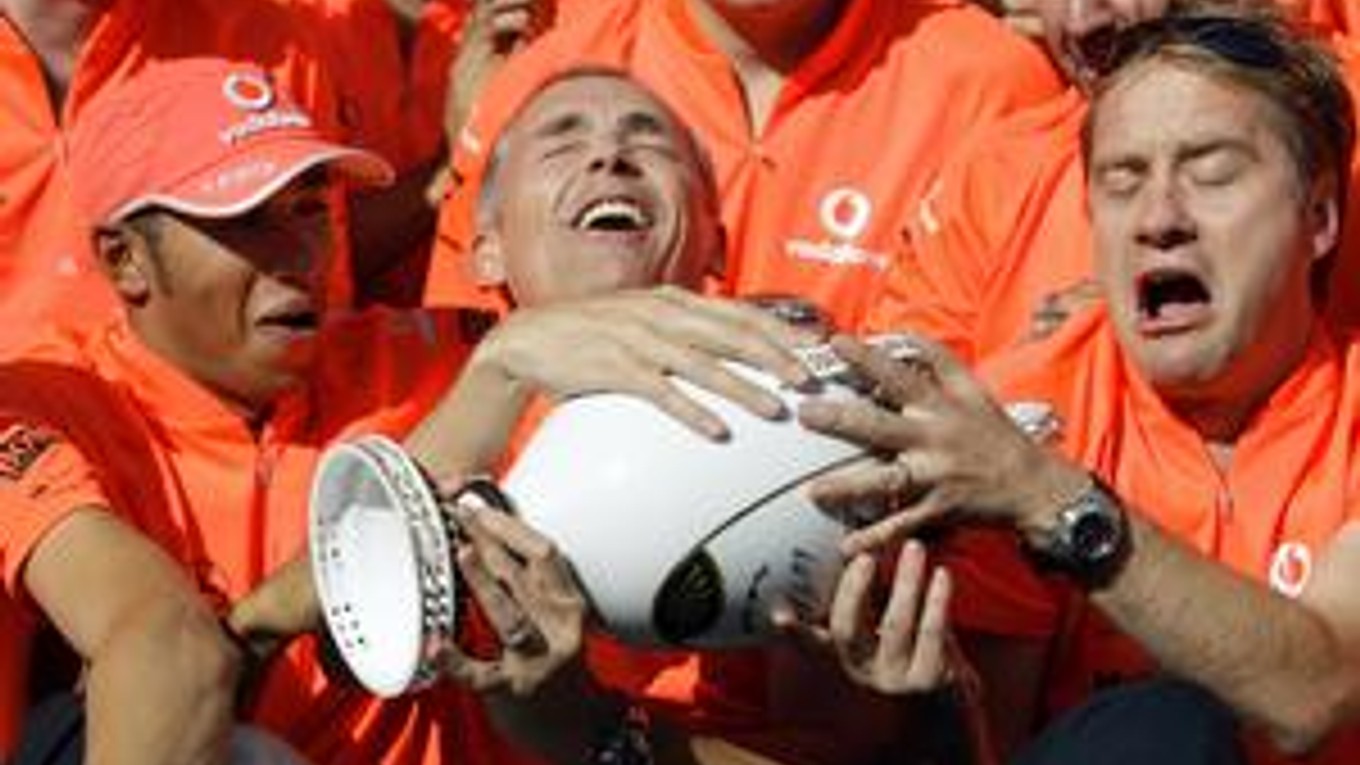 Víťaz VC Maďarska Lewis Hamilton (vľavo) a šéf tímu McLaren Mercedes Martin Whitmarsh (uprostred) s trofejou pre víťaza.