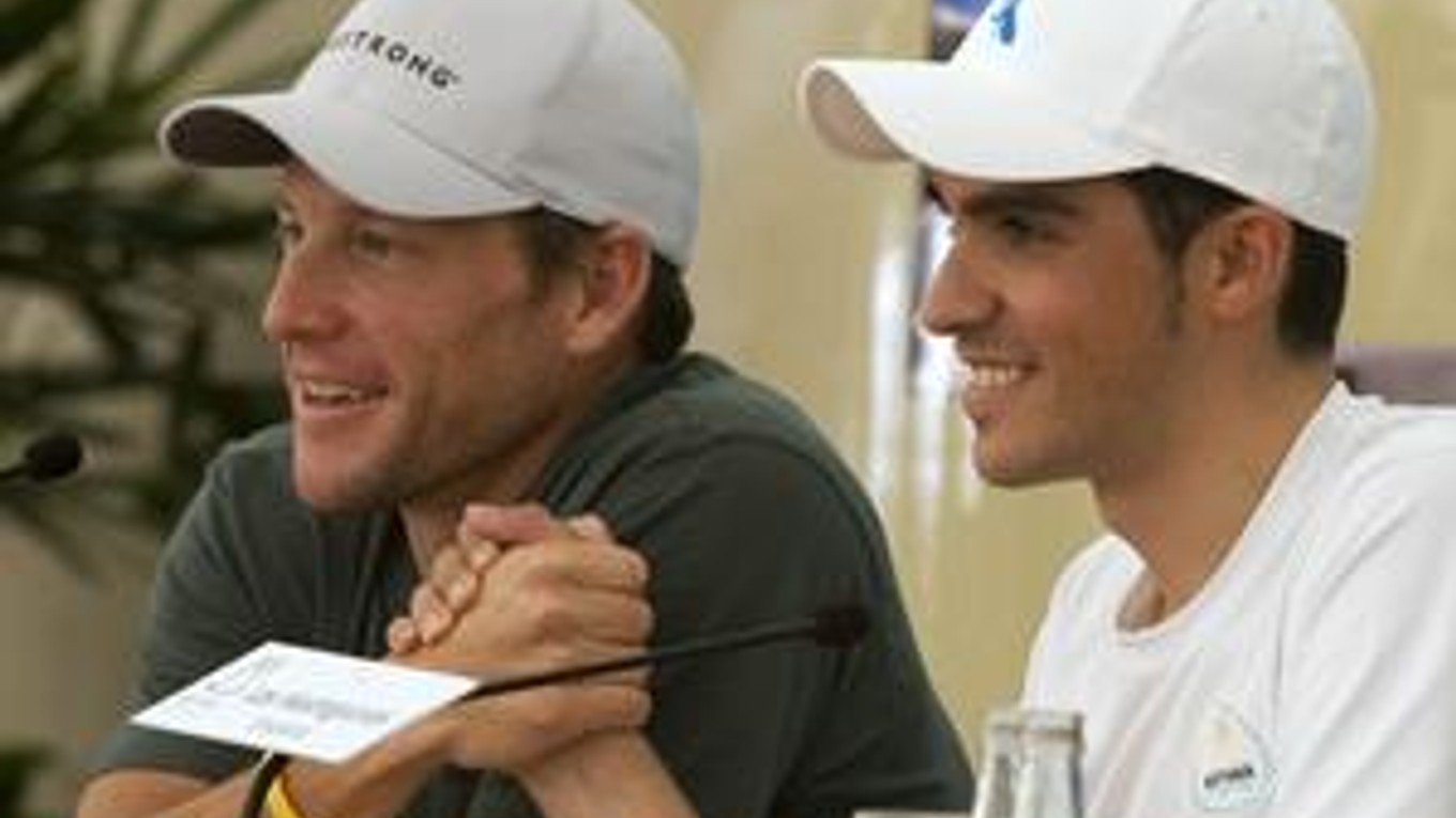 Lance Armstrong (vľavo) a Alberto Contador.