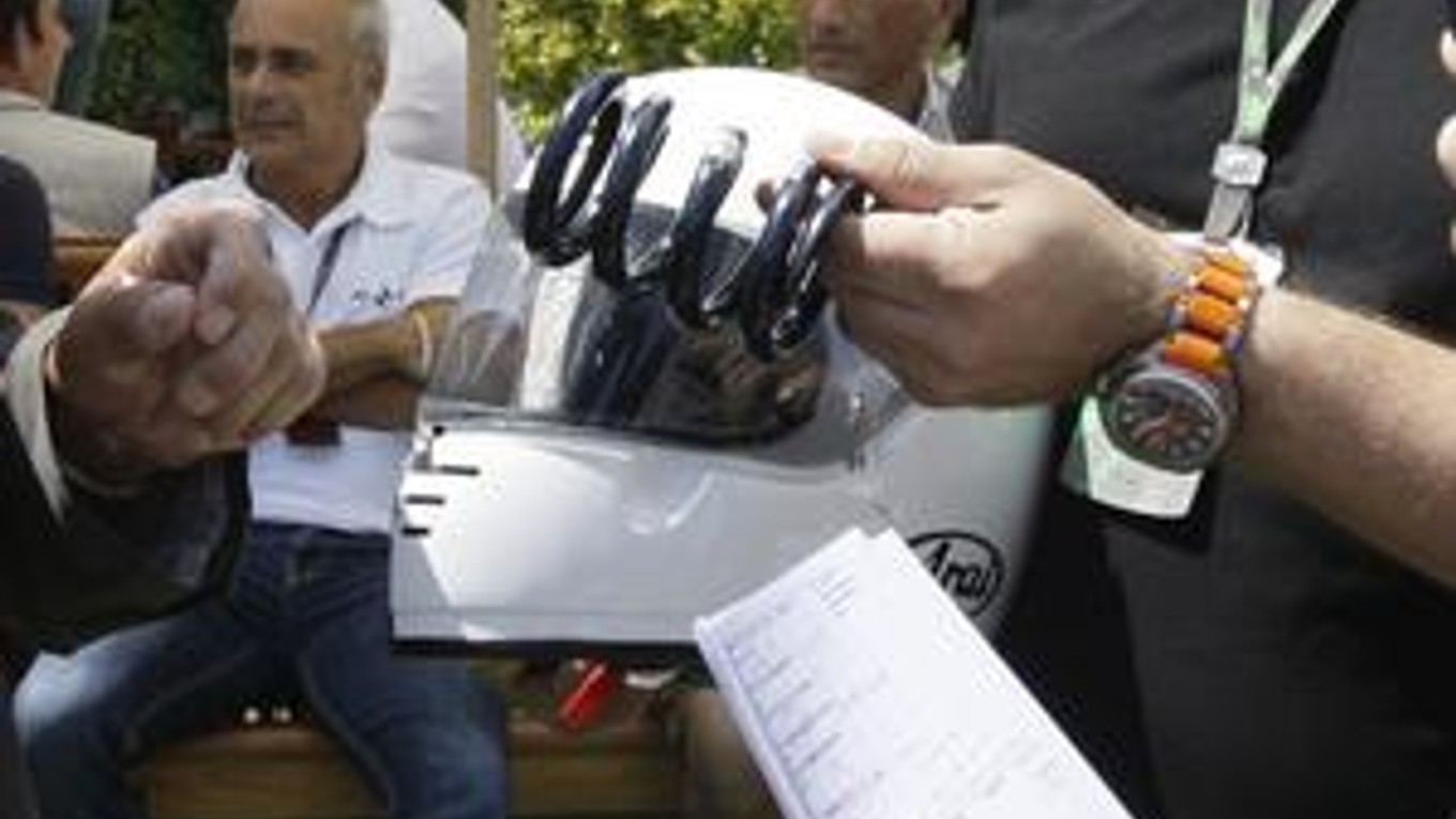 Takáto pružina prerazila prilbu Felipeho Massu.