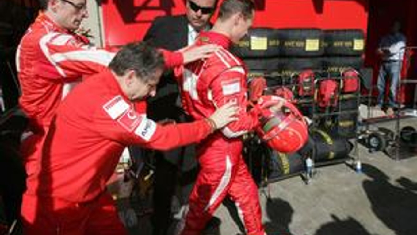 Nemecký jazdec Michael Schumacher (uprostred) sa vráti do kolotoča F 1 už na najbližšej veľkej cene.