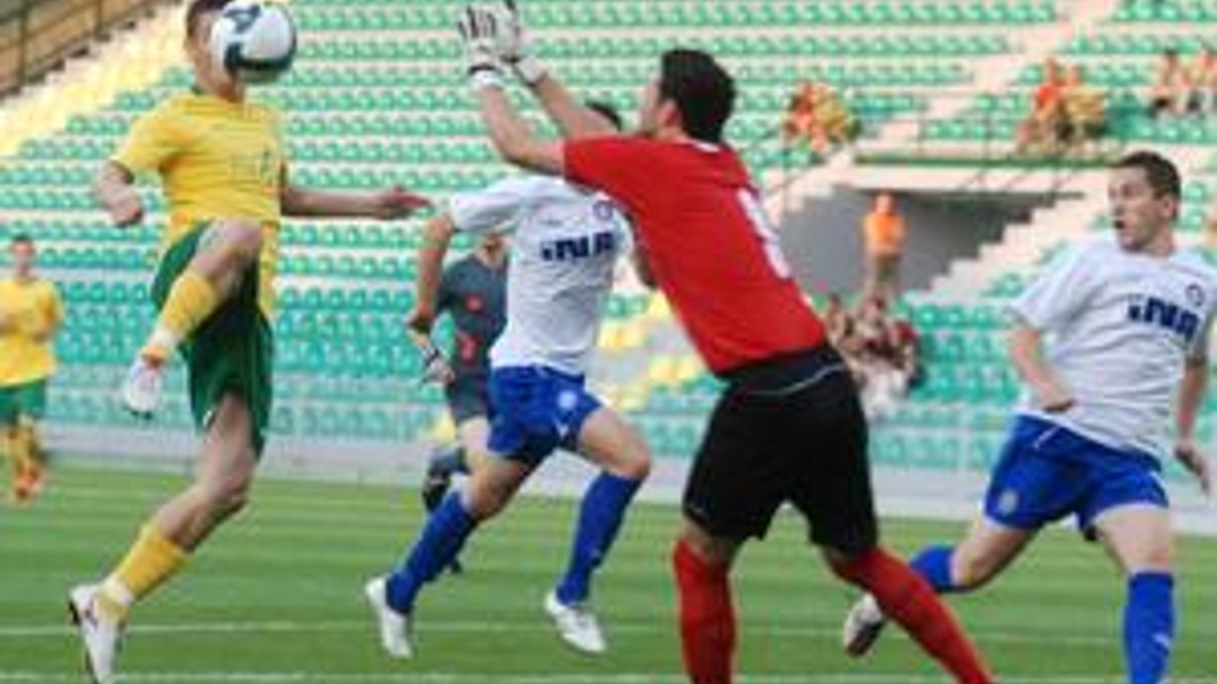 Brankár hostí Daniel Subašic (uprostred) zasahuje pred dobiehajúcim Róbertom Ježom.