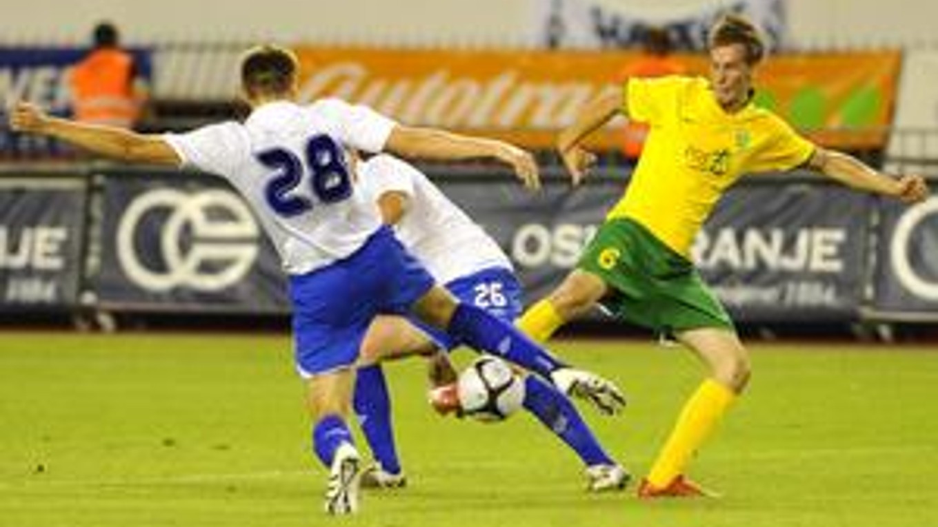 Patrik Mráz zo Žiliny (vpravo) v súboji o loptu s Borisom Pandžom.